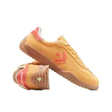 Championes Converse Run Star Trainer color mostaza con detalles en coral y suela marrón.