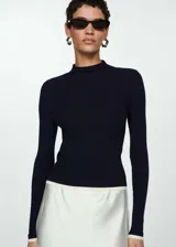 Buzo de punto fino color azul marino, con cuello perkins, diseño entallado y terminaciones en contraste color blanco.