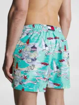 Short de baño celeste con estampado de motivos náuticos en rojo, blanco y azul.
