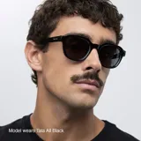 Gafas de sol negras con montura redonda con ángulos marcados. Lentes TAC polarizadas alemanas con protección UV400, recubrimiento Antiscratch y Superhydrophobic.