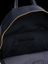 Mochila Tommy Hilfiger Corporate azul marino de nailon con acabado liso. Tiene un diseño curvo, parte posterior acolchada, cierre de cremallera, asa superior, correas ajustables, compartimento principal, bolsillo interior abierto, bolsillo exterior con cremallera e insignia del monograma TH en la parte delantera.