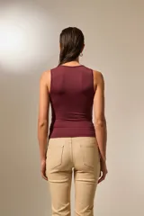 Top negro sin mangas de poliéster, con escote en V profundo y frunces en la parte delantera.