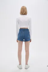 Short de jean azul de tiro alto, corte recto y ruedo desflecado.