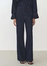 Pantalón de jean azul oscuro, de tiro alto y corte wide leg.