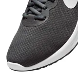 Championes Nike Revolution 6 Next Nature, color negro con logo azul y suela blanca.