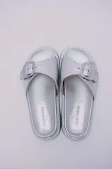 Sandalias negras de plataforma con hebilla ajustable y suela track.