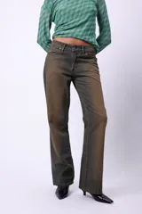 Pantalón jean de denim color verde musgo, de corte wide leg y tiro medio.