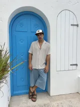 Bermuda de jean celeste, corte ancho a la rodilla, estilo baggy.