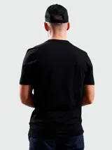 Remera negra de algodón con estampado de líneas grises y el logo de BOSS en el centro. Corte regular fit.