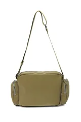 Bandolera color crudo con correa ajustable, bolsillo frontal con cierre y bolsillos laterales con cierre.