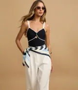 Pantalón pantalona de corte sastrero color blanco, con trabillas en la cintura y pliegues delanteros.