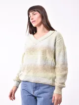 Sweater tejido color crudo, con escote en V y mangas largas.