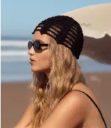 Casquete de crochet color rojo, con diseño de malla y confeccionado en hilo de algodón.