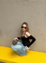 Pantalón de jean tiro bajo, color celeste claro lavado, de corte ancho y pierna recta.