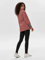 Blazer color ladrillo, de corte recto, con mangas 3/4 y solapa tipo smoking. Presenta bolsillos laterales con solapa y cierre abierto sin botones.