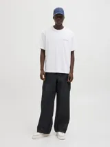 Camiseta blanca de manga corta y cuello redondo con estampado de un jinete a caballo en la espalda.