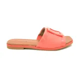 Sandalia Usaflex confort slide color coral con detalle de hebilla geométrica en la tira superior.