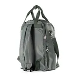 Bolso matero verde de poliéster con diseño acolchado. Tiene acceso con cierre doble, múltiples bolsillos internos y externos, compartimentos para notebook y matero, asas fijas, correa regulable y herrajes plateados.