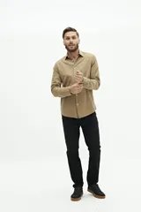 Camisa de manga larga color beige, de corte clásico y fit regular.