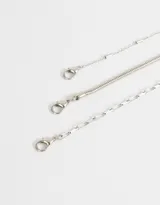 Collar corto dorado de tres capas con diferentes tipos de cadenas de metal.
