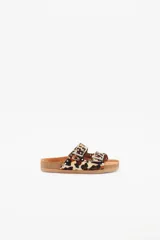 Sandalias de cuero vacuno con estampado animal print, forro de cuero vacuno y suela de caucho. Presentan dos tiras con hebillas ajustables y apliques de tachas metálicas.