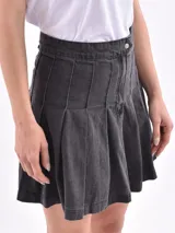 Minifalda de jean color gris oscuro con diseño plisado.