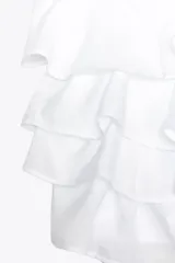 Top bandeau color crema con escote recto, hombros descubiertos y detalle de volantes en capas.