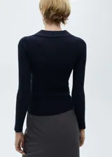 Cárdigan negro de punto canalé con cuello polo y cierre de botones.