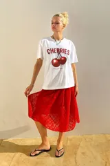 Falda midi de encaje roja.