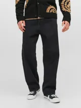 Pantalón de jean negro de corte holgado, tiro alto y cinco bolsillos.