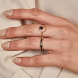 Anillo de oro amarillo 18k con un zafiro azul engarzado.