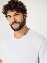Camiseta blanca de algodón con escote en V y corte recto.