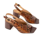 Sandalias de cuero color marrón con estampado de piel de serpiente, taco cuadrado y correa trasera ajustable.