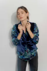 Chaleco de terciopelo azul con corte sastrero y botones al tono.