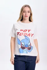 Remera de manga corta color crudo con estampado de Stitch con gafas de sol y la frase "Not Today" en rojo.