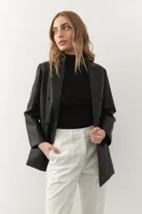 Pantalón de vestir negro, de corte recto, con bolsillos laterales y traseros.