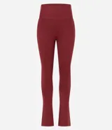 Pantalón deportivo tipo legging confeccionado en microfibra color bordó, con corte ajustado hasta la pantorrilla y terminación acampanada con abertura lateral.