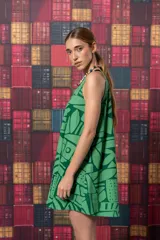 Vestido verde con estampado de hojas, de corte acampanado y cuello redondo.