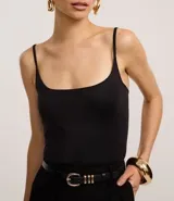 Body negro sin mangas, confeccionado en microfibra, con breteles finos, escote en U y cierre en la entrepierna.