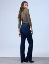 Jean elastizado de mezclilla azul oscuro, tiro medio, con pierna recta y detalle de pespuntes en contraste.