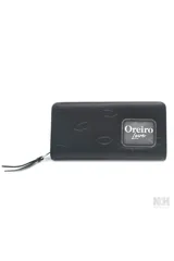 Billetera negra con textura de labios grabados y parche con el logo de Las Oreiro.
