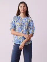 Blusa de modal estampado con flores en tonos azul y amarillo, marca Ruby Rd. Manga ¾ con terminación anudada.