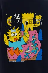 Buzo hoodie negro con estampa en la espalda de Maggie Simpson gigante, una torre eléctrica, duendes, rayos y una luna sonriente.