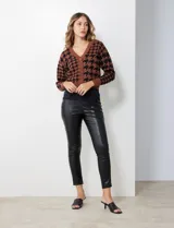 Cárdigan tejido marrón con estampado pata de gallo en negro, escote en V y cierre frontal con botones.