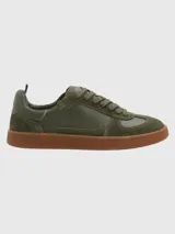 Zapatillas urbanas de cuero y descarne color verde militar con suela marrón de goma.