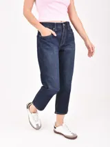 Musculosa gris con breteles finos y bordado de un cangrejo rojo en el pecho.