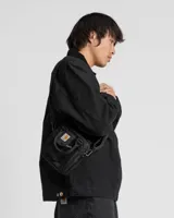 Bolso bandolera Carhartt WIP modelo Essential, color negro, con logo bordado en la parte delantera, correa ajustable para el hombro, asa de mano y cierre con cremallera.