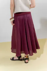 Falda midi de lino color gris claro, de silueta amplia y pretina elastizada color beige.