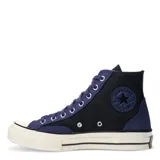 Championes de caña alta Converse Chuck 70 HI, con capellada negra y detalles en azul. Suela de goma color hueso y cordones azules.