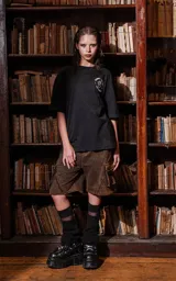 Remera negra de manga corta con cuello redondo y calce oversize. Estampa frontal con diseño de tarot con un león y la leyenda "Tarot x Luxo - La Fuerza".